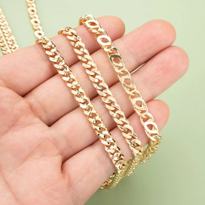 Set de cadenas hip hop doradas con eslabones tipo barbacana y Figaro en la mano