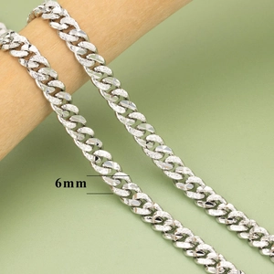Collares de cadena cubana de 6mm en plata pulida y mate sobre soporte de madera