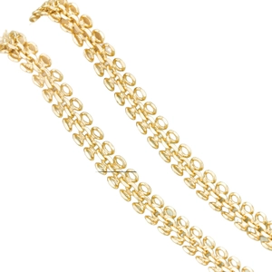 Cadena de escamas de dragón dorada de varias filas con un acabado metálico brillante