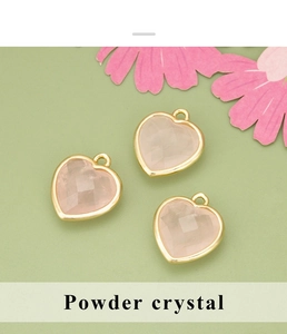 Vue détaillée de pendentifs cœur en quartz rose facetté avec bordure élégante en métal doré