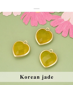 Vue macro de pendentifs cœurs en jade jaune facetté avec des montures dorées