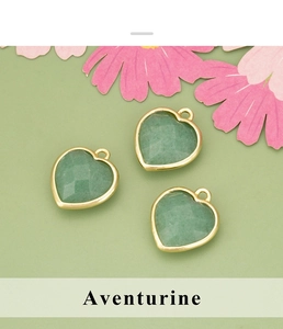 Vue détaillée de pendentifs cœur en aventurine verte avec bordures en métal doré