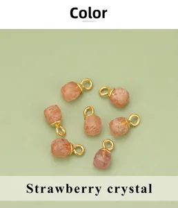 Vue détaillée de sept pendentifs en cristal fraise avec anneaux en acier inoxydable
