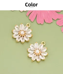 Détail macro du pendentif marguerite avec zircons blancs et incrustation de perle