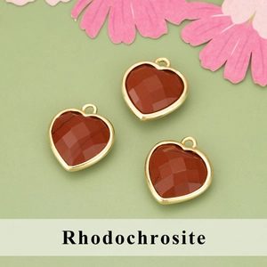 Trois pendentifs rhodochrosite en forme de cœur facetté avec bord doré et anneau