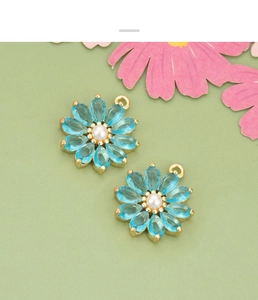 Vue macro d'un pendentif marguerite bleu clair avec pétales en zircone et perle