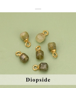 Vue détaillée de 6 pendentifs en diopside vert naturel avec anneaux dorés pour bijoux