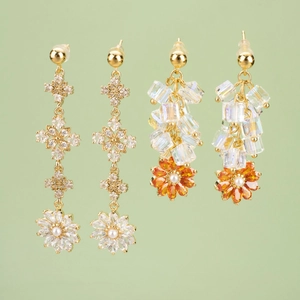Boucles d'oreilles fleuries en or avec zircons incrustés et pendentif marguerite en cristal