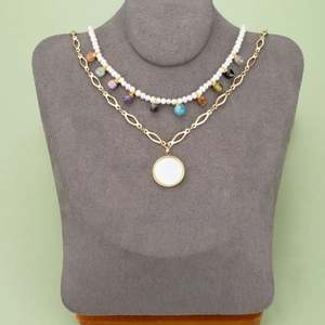 Collier double couche en or avec perles blanches et pendentifs en pierres colorées