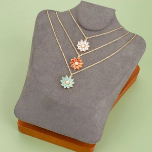Colliers marguerites dorés raffinés avec zircons colorés et perles sur supports