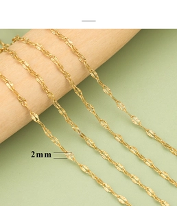 Nahaufnahme einer 2mm 18K vergoldeten Edelstahl-Wellenkette auf einer Holzspule
