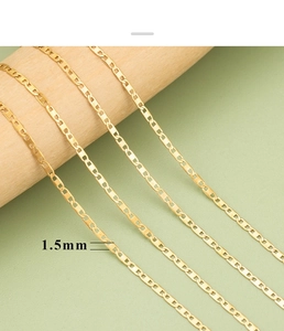 Detail der 1,5mm vergoldeten Edelstahl-Ankerkette auf Holzdekor präsentiert