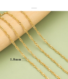 Nahaufnahme einer 1,8mm 18K vergoldeten Edelstahlkette mit detaillierter Wellenstruktur