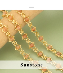 Detail van 18K vergulde kralenketting met natuurlijke zonnesteen kristallen in Franse stijl