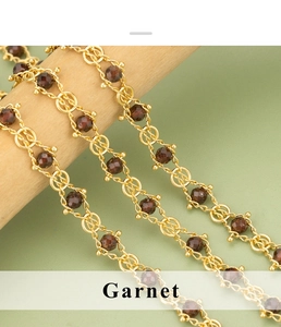 Detail van de handgemaakte vergulde koperen ketting met natuurlijke granaatsteen kralen