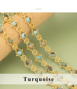 Detailopname van een vergulde ketting met turquoise kralen op een houten display