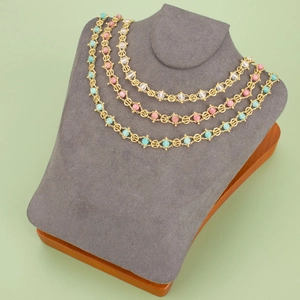 Drielagige vergulde kralenketting met natuursteen in turkoois, roze en witte tint
