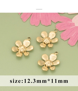 Detailed view of three 12.3mm gold stainless steel daisy flower pendants for DIY jewelry