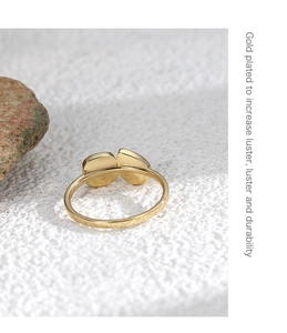 Detalle del anillo de opalo chapado en oro que destaca su alto brillo y durabilidad