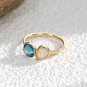 Anillo Toi et Moi de oro con gema azul cuadrada y opale blanco en lágrima