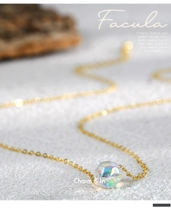 Vue macro d'un pendentif en cristal facetté sur un collier en laiton plaqué or