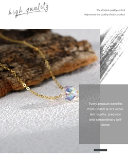Vue détaillée du collier pendentif en cristal aurora facetté sur chaîne dorée raffinée