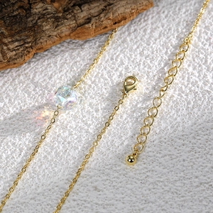 Collier minimaliste en laiton doré avec pendentif en perle de cristal arc-en-ciel facetté
