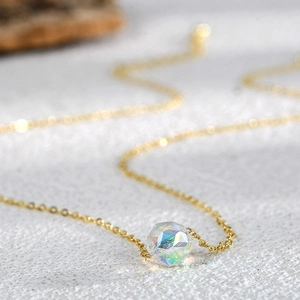 Collier minimaliste en laiton doré avec pendentif en cristal facetté aux reflets irisés