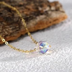 Collier minimaliste avec pendentif en cristal aurora facetté et chaîne en laiton doré