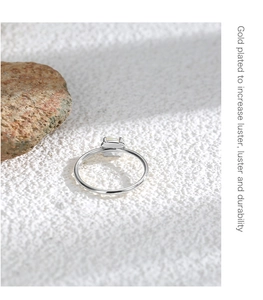 Minimalistischer Ring mit rechteckigem Opal auf Naturstein, goldplattiert für extra Glanz