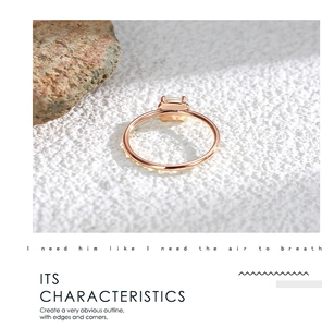 Detailansicht eines messing vergoldeten Rings mit Opal-Inlay auf weißem Steinhintergrund