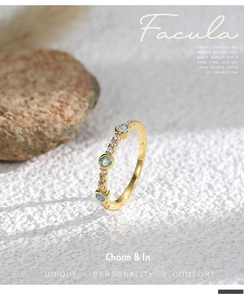 Dettaglio macro dell'anello in ottone dorato con pietre di opale e pavé di zirconi