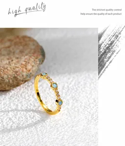 Dettaglio dell'anello placcato oro con opali blu e zirconi bianchi scintillanti