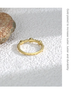 Dettaglio dell'anello placcato oro con pavé di zirconi e finitura lucida a specchio