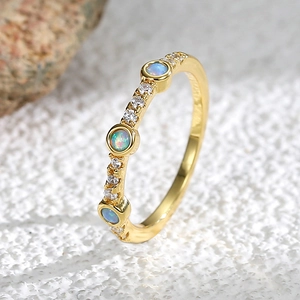 Anello minimalista in ottone placcato oro con tre opali blu e accenti di zircone