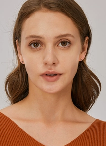 Gros plan de boucles d'oreilles gouttes en zircon violet portées par un mannequin chic