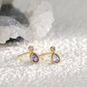 Boucles d'oreilles gouttes dorées avec zircon violet et petits clous en diamant blanc