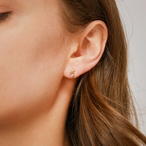 Élégance des boucles d'oreilles goutte en zircon violet et plaqué or sur modèle
