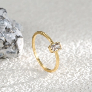 Elegante anillo minimalista de oro de 18K con un circón rectangular engastado