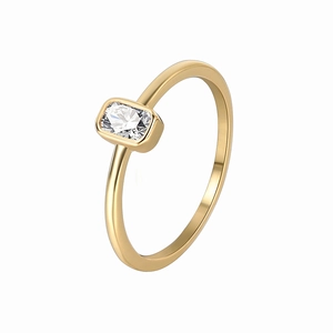 Elegante anillo de oro con circonita rectangular visto desde un ángulo de 45 grados