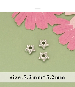 Makro-Detail von 5,2 mm 18K vergoldeten Sternperlen für DIY-Schmuckherstellung
