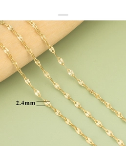 Detail der 2,4 mm vergoldeten Edelstahl-Wellenkette mit texturierten Gliedern