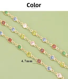 Detalle de piedras de circonio de 4,7 mm de colores en una cadena de cobre dorado