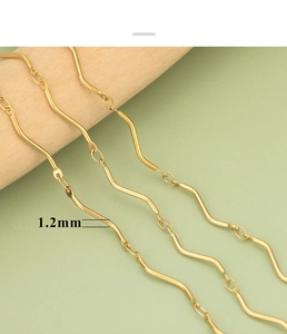 Makroansicht einer 1,2 mm vergoldeten S-Glied-Edelstahlkette auf einem Holzsockel