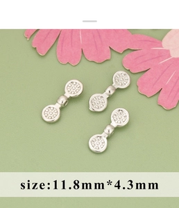 Detailansicht des 11,8 mm silberfarbenen unregelmäßigen Perlenanhängers mit körniger Textur