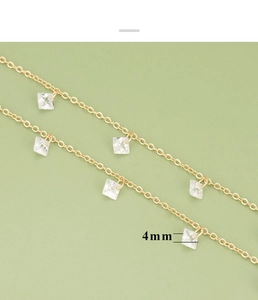 Detalle de circonitas cuadradas de 4 mm en una delicada cadena de metal bañado en oro