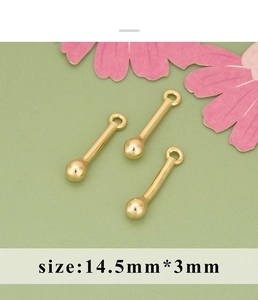 Detailaufnahme des 18K vergoldeten Perlenstabs mit Maßen von 14,5 mm x 3 mm