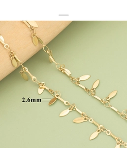 Nahaufnahme der goldenen Blatt-Halskette mit 2,6mm Detail der Blattanhänger