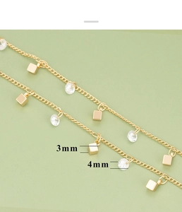 Detalle de cubos dorados de 3mm y circonitas de 4mm en una fina cadena de oro 18k