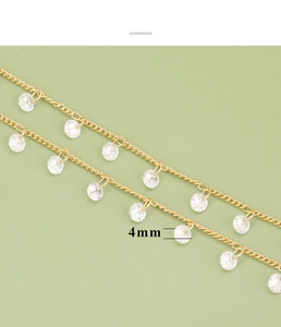 Detalle de los dijes de circonita de 4mm en elegante cadena de cruz dorada